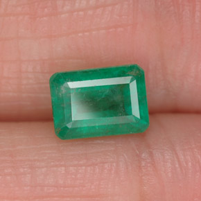 1.18カラットの天然グリーンエメラルド（7×5.1 mm・エメラルドカット）