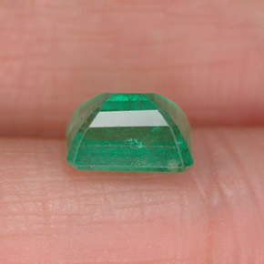 1.18カラットの天然グリーンエメラルド（7×5.1 mm・エメラルドカット）