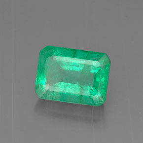 1.05カラットの天然グリーンエメラルド（6.9×5.1 mm・エメラルドカット）