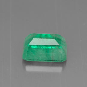 1.05カラットの天然グリーンエメラルド（6.9×5.1 mm・エメラルドカット）