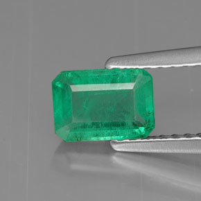 0.75カラットの天然グリーンエメラルド（6.7×4.8 mm・エメラルドカット）