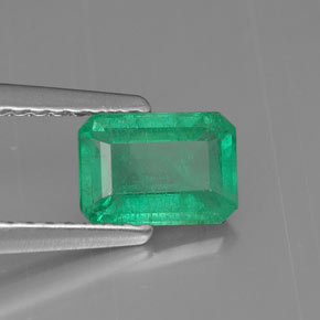 0.75カラットの天然グリーンエメラルド（6.7×4.8 mm・エメラルドカット）