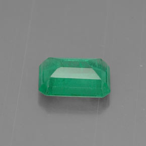 0.75カラットの天然グリーンエメラルド（6.7×4.8 mm・エメラルドカット）
