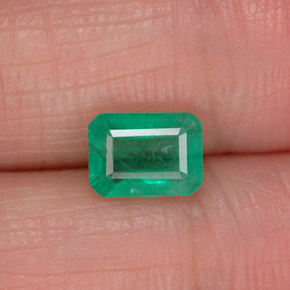 1.07カラットの天然グリーンエメラルド（7×5.2 mm・エメラルドカット）