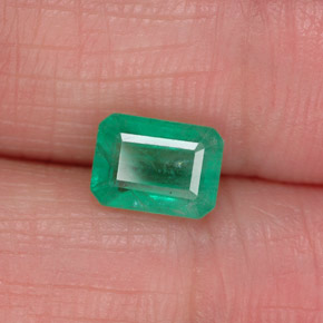 1.07カラットの天然グリーンエメラルド（7×5.2 mm・エメラルドカット）