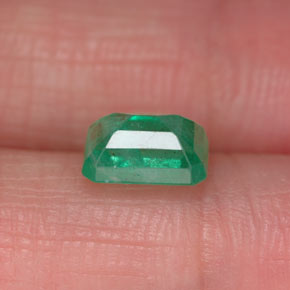 1.07カラットの天然グリーンエメラルド（7×5.2 mm・エメラルドカット）