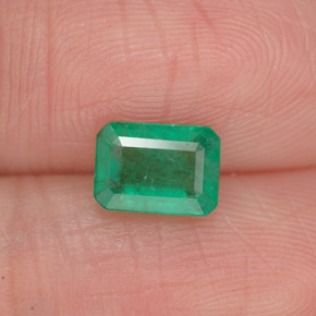 0.86カラットの天然グリーンエメラルド（7×5 mm・エメラルドカット）