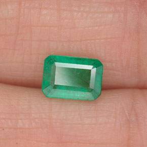 0.86カラットの天然グリーンエメラルド（7×5 mm・エメラルドカット）