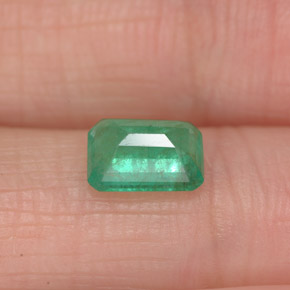 0.86カラットの天然グリーンエメラルド（7×5 mm・エメラルドカット）