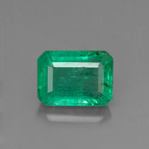 0.96カラットの天然グリーンエメラルド（6.9×5 mm・エメラルドカット）