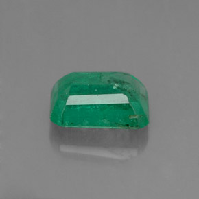 0.96カラットの天然グリーンエメラルド（6.9×5 mm・エメラルドカット）
