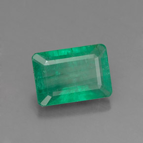 0.97カラットの天然グリーンエメラルド（7.2×5.1 mm・エメラルドカット）