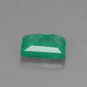 0.97カラットの天然グリーンエメラルド（7.2×5.1 mm・エメラルドカット）