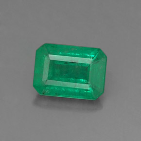 0.87カラットの天然グリーンエメラルド（6.8×5 mm・エメラルドカット）