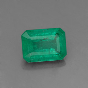 0.87カラットの天然グリーンエメラルド（6.8×5 mm・エメラルドカット）