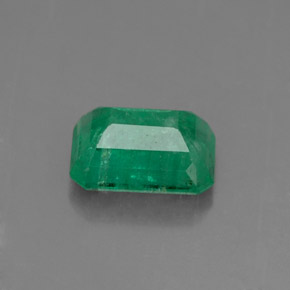 0.87カラットの天然グリーンエメラルド（6.8×5 mm・エメラルドカット）