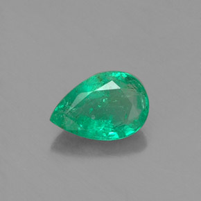 0.34カラットの天然グリーンエメラルド（5.9×4 mm・洋梨の形）