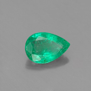 0.34カラットの天然グリーンエメラルド（5.9×4 mm・洋梨の形）