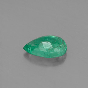 0.34カラットの天然グリーンエメラルド（5.9×4 mm・洋梨の形）