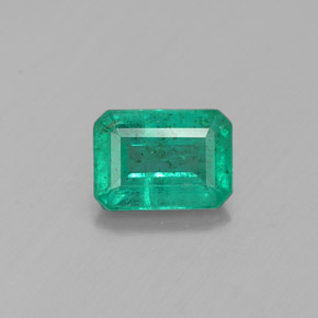 0.84カラットの天然グリーンエメラルド（6.9×5 mm・エメラルドカット）