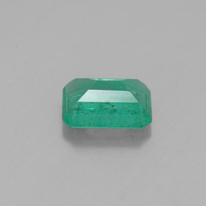 0.84カラットの天然グリーンエメラルド（6.9×5 mm・エメラルドカット）