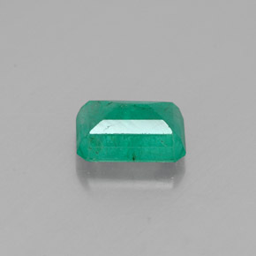 0.91カラットの天然グリーンエメラルド（6.9×4.9 mm・エメラルドカット）