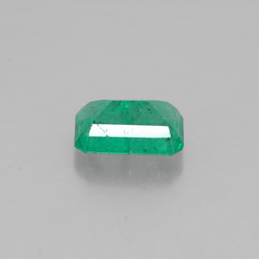 0.77カラットの天然グリーンエメラルド（6.8×4.9 mm・エメラルドカット）