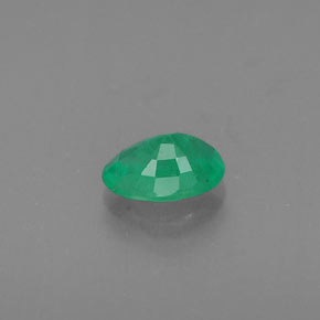 0.41カラットの天然グリーンエメラルド（5.8×4.1 mm・オーバルカット）