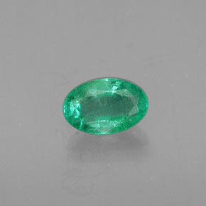 0.42カラットの天然グリーンエメラルド（6.1×4 mm・オーバルカット）