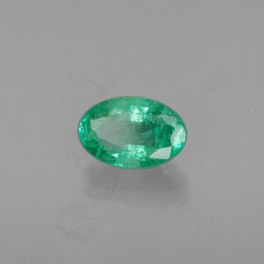 0.42カラットの天然グリーンエメラルド（6.1×4 mm・オーバルカット）