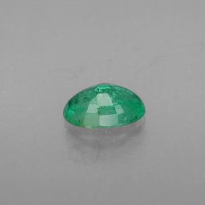 0.42カラットの天然グリーンエメラルド（6.1×4 mm・オーバルカット）
