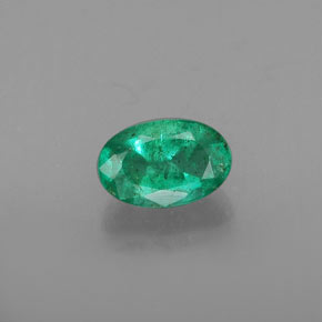 0.49カラットの天然グリーンエメラルド（6.1×4 mm・オーバルカット）
