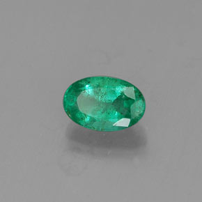 0.49カラットの天然グリーンエメラルド（6.1×4 mm・オーバルカット）