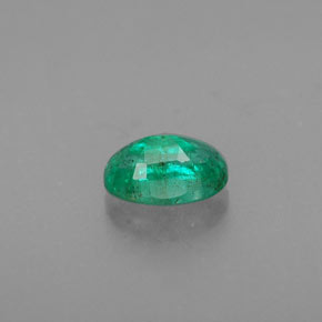 0.49カラットの天然グリーンエメラルド（6.1×4 mm・オーバルカット）