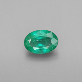 0.35カラットの天然グリーンエメラルド（6×4.2 mm・オーバルカット）