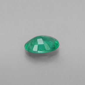 0.35カラットの天然グリーンエメラルド（6×4.2 mm・オーバルカット）