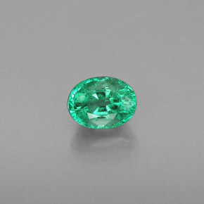 0.48カラットの天然グリーンエメラルド（5.6×4.3 mm・オーバルカット）