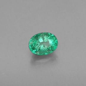 0.48カラットの天然グリーンエメラルド（5.6×4.3 mm・オーバルカット）