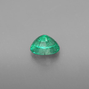 0.48カラットの天然グリーンエメラルド（5.6×4.3 mm・オーバルカット）