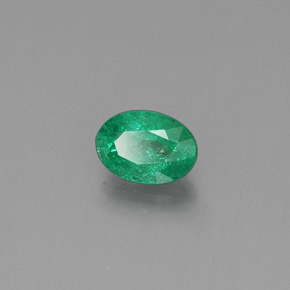 0.39カラットの天然グリーンエメラルド（5.7×4.1 mm・オーバルカット）