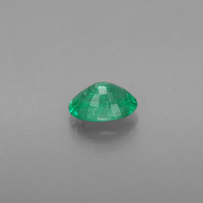 0.39カラットの天然グリーンエメラルド（5.7×4.1 mm・オーバルカット）