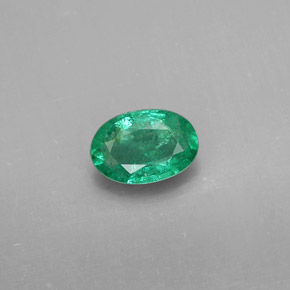 0.34カラットの天然グリーンエメラルド（5.9×4 mm・オーバルカット）