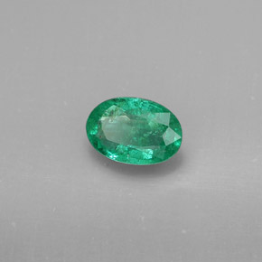 0.34カラットの天然グリーンエメラルド（5.9×4 mm・オーバルカット）