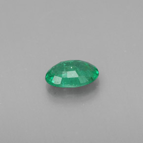 0.34カラットの天然グリーンエメラルド（5.9×4 mm・オーバルカット）