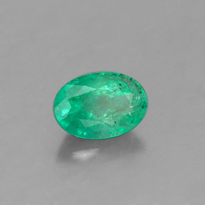0.41カラットの天然グリーンエメラルド（5.7×4 mm・オーバルカット）