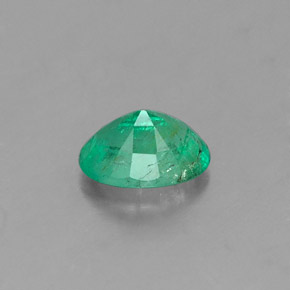 0.41カラットの天然グリーンエメラルド（5.7×4 mm・オーバルカット）
