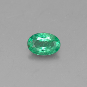 0.32カラットの天然グリーンエメラルド（5.7×3.9 mm・オーバルカット）