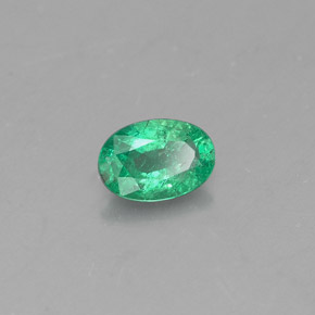 0.32カラットの天然グリーンエメラルド（5.7×3.9 mm・オーバルカット）