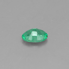 0.32カラットの天然グリーンエメラルド（5.7×3.9 mm・オーバルカット）