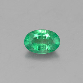 0.38カラットの天然グリーンエメラルド（6×4 mm・オーバルカット）